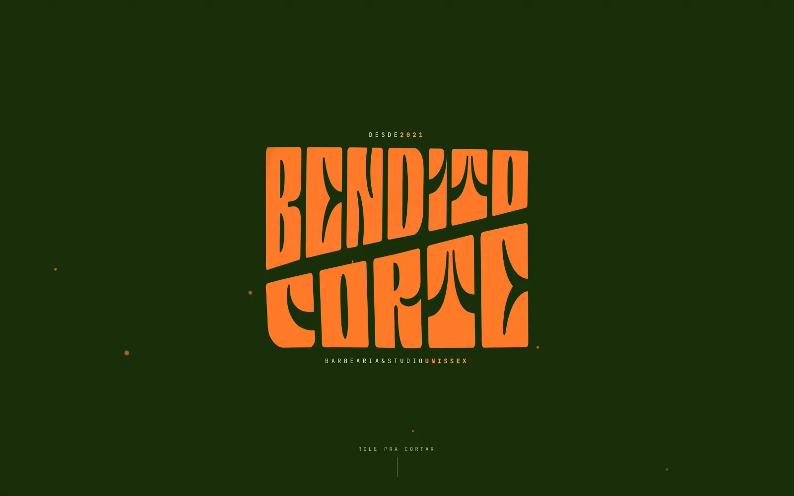 Abertura da Bendito Corte, com o logotipo em tipografia deformada sobre o verde da marca