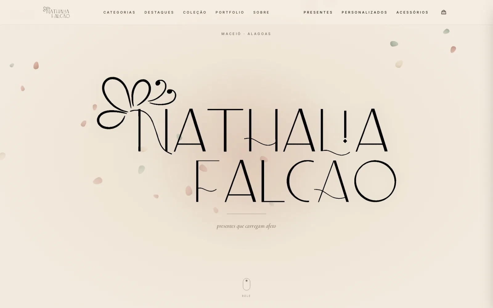 Abertura do Ateliê Nathalia Falcão, com o logotipo desenhado sobre o fundo claro da marca